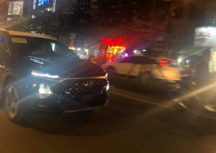 Hyundai Santa Fe 2019 lăn bánh trên đường phố tại Việt Nam