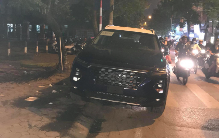 Hyundai Santa Fe 2019 lăn bánh trên đường phố tại Việt Nam