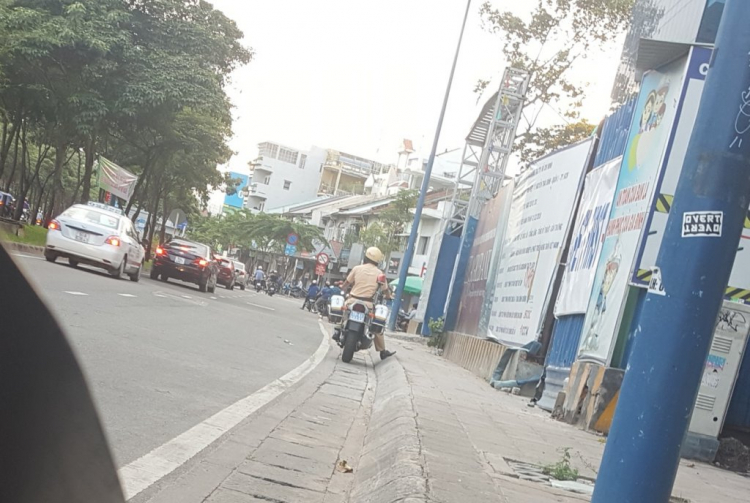 Hai lò bánh mì xxx trước và sau Hầm Thủ Thiêm hướng Q2 sang Q1 Hai lò bánh mì xxx trước và sau Hầm Thủ Thiêm hướng Q2 sang Q1
