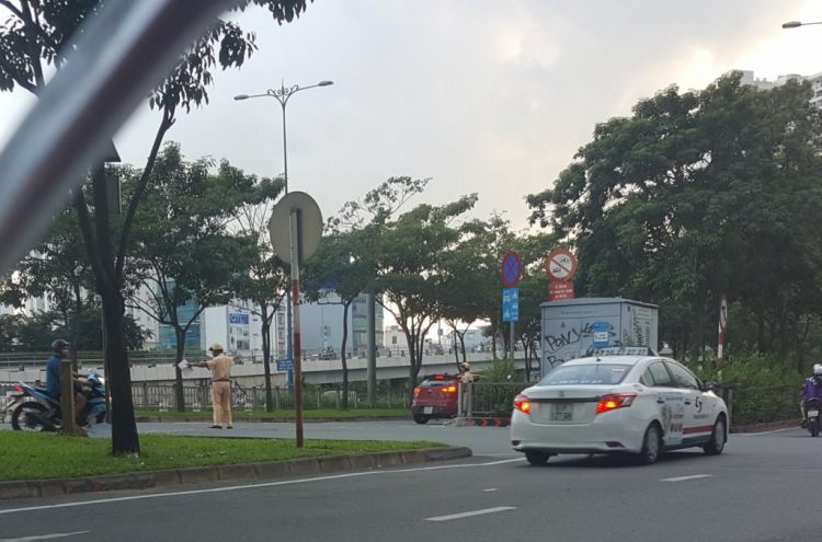 Hai lò bánh mì xxx trước và sau Hầm Thủ Thiêm hướng Q2 sang Q1 Hai lò bánh mì xxx trước và sau Hầm Thủ Thiêm hướng Q2 sang Q1