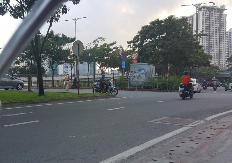 Hai lò bánh mì xxx trước và sau Hầm Thủ Thiêm hướng Q2 sang Q1 Hai lò bánh mì xxx trước và sau Hầm Thủ Thiêm hướng Q2 sang Q1