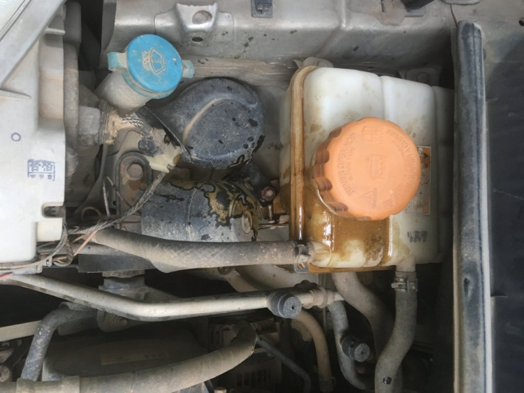 Chevrolet Spark bị tràn dầu vào két nước