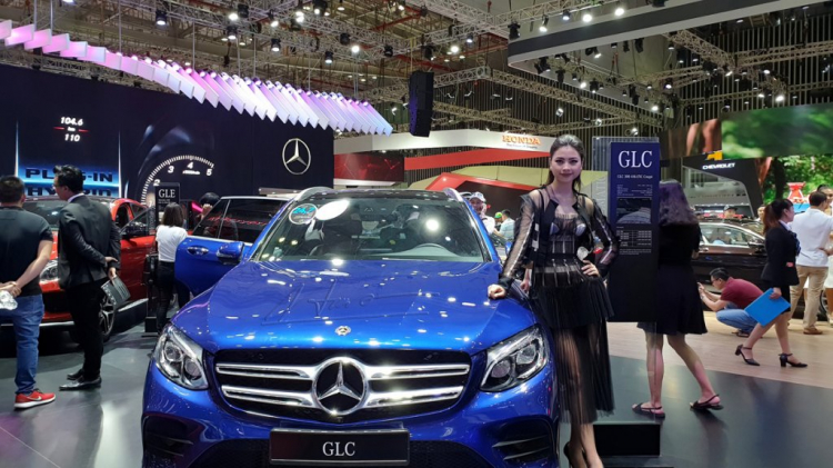"Trai xinh" và gái đẹp tại Triển lãm ô tô Quốc tế Việt Nam 2016