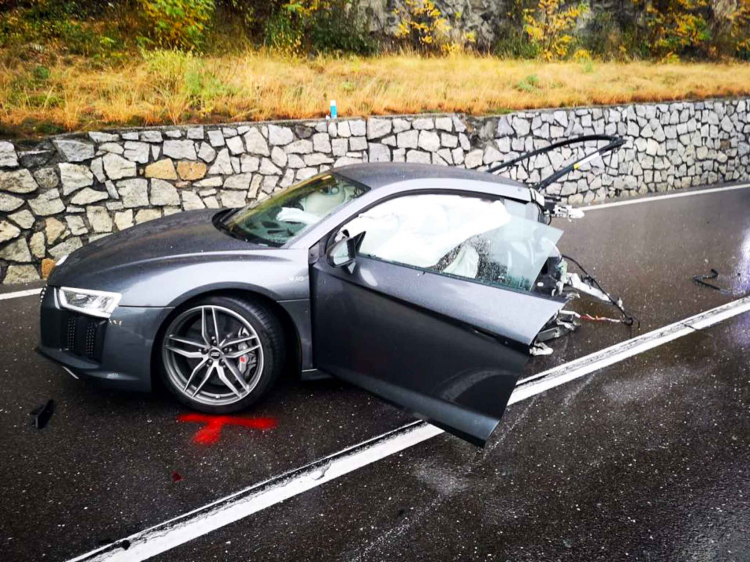 Siêu xe Audi R8 gãy làm đôi sau va chạm tại Ý, người lái không hề hấn