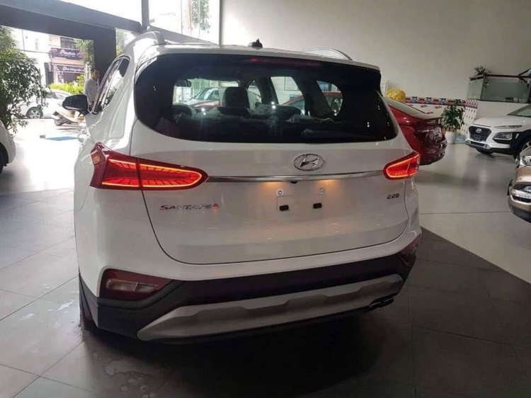 Ảnh Hyundai SantaFe 2019 bản máy dầu 2.2L tiêu chuẩn tại đại lý