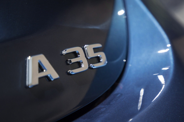 Mercedes-AMG A35 mạnh 306 hp sẽ có giá từ 46.228 USD; bán ra từ đầu năm 2019