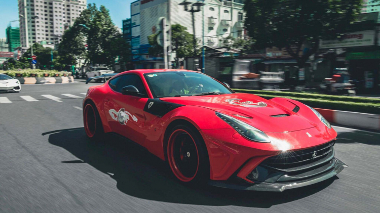 Siêu xe Ferrari F12berlinetta độ body thân rộng tại Việt Nam lên báo nước ngoài