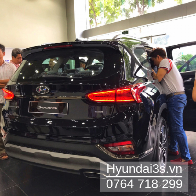 Ảnh thực tế SantaFe 2019 máy dầu màu đen tại Showroom.