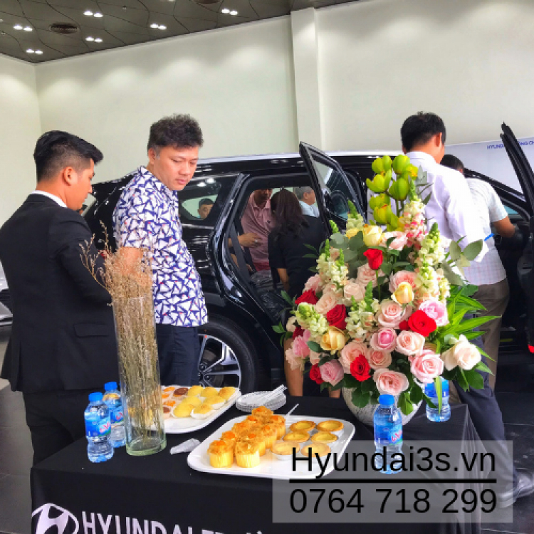 Ảnh thực tế SantaFe 2019 máy dầu màu đen tại Showroom.