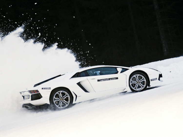 Đăng ký học Drift xe Lamborghini trên băng tuyết Nhật Bản
