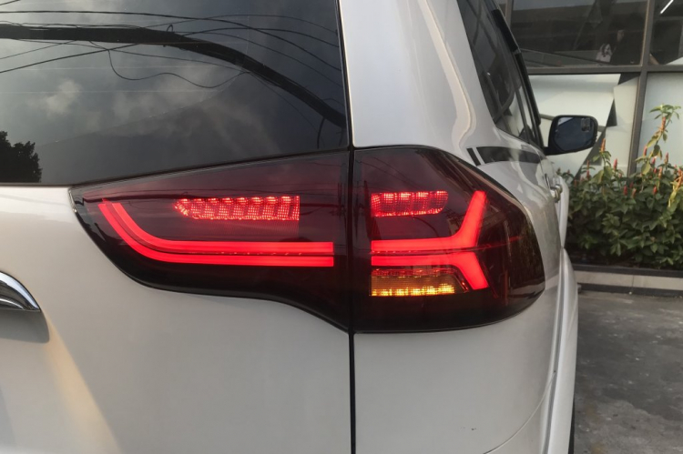 Em khoe đèn hậu Pajero Sport Em khoe đèn hậu Pajero Sport