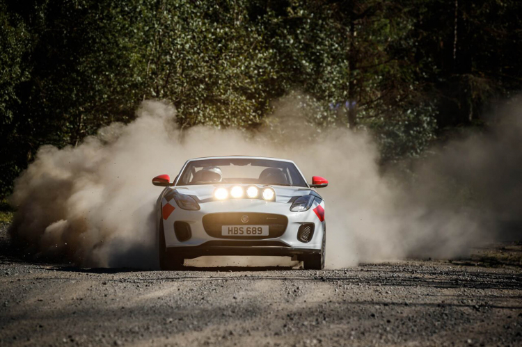 Jaguar giới thiệu xe F-TYPE mui trần loại việt dã Jaguar giới thiệu xe F-TYPE mui trần loại việt dã