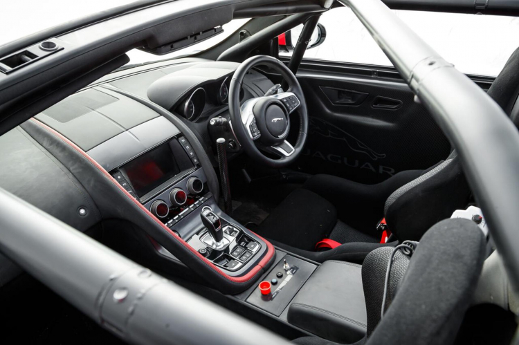 Jaguar giới thiệu xe F-TYPE mui trần loại việt dã Jaguar giới thiệu xe F-TYPE mui trần loại việt dã