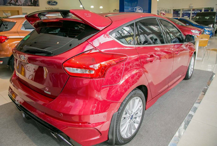 Đại lý Ford lên sẵn bodykit RS thể thao cho Focus hatchback