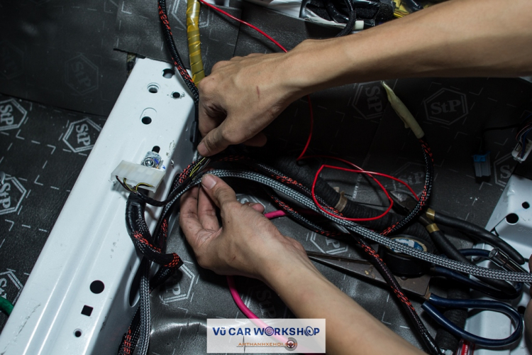 Vũ Car Workshop: Chuyên độ "âm thanh - hình ảnh - mâm - body" cho xe hơi. Vũ Car Workshop: Chuyên độ "âm thanh - hình ảnh - mâm - body" cho xe hơi.