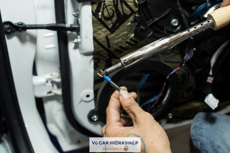 Vũ Car Workshop: Chuyên độ "âm thanh - hình ảnh - mâm - body" cho xe hơi. Vũ Car Workshop: Chuyên độ "âm thanh - hình ảnh - mâm - body" cho xe hơi.