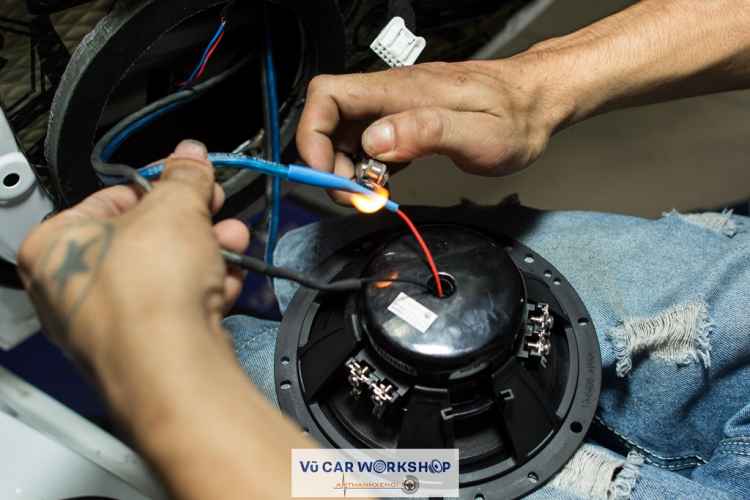 Vũ Car Workshop: Chuyên độ "âm thanh - hình ảnh - mâm - body" cho xe hơi. Vũ Car Workshop: Chuyên độ "âm thanh - hình ảnh - mâm - body" cho xe hơi.