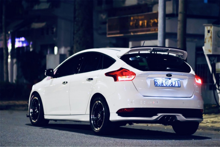 Đại lý Ford lên sẵn bodykit RS thể thao cho Focus hatchback Đại lý Ford lên sẵn bodykit RS thể thao cho Focus hatchback