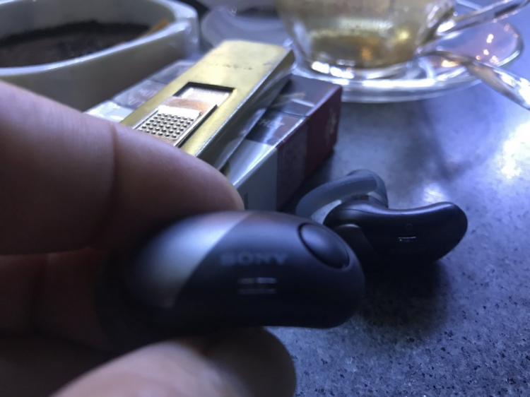 Tai nghe thay thế airpod hạt dẻ.