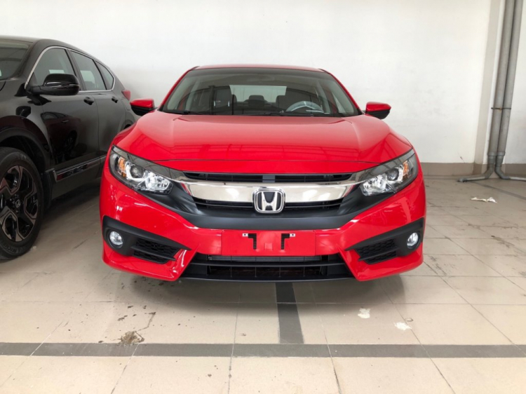 Honda Civic 2018 màu đỏ và trắng giao T12! Hỗ trơ vay ngân hàng 90% giá xe