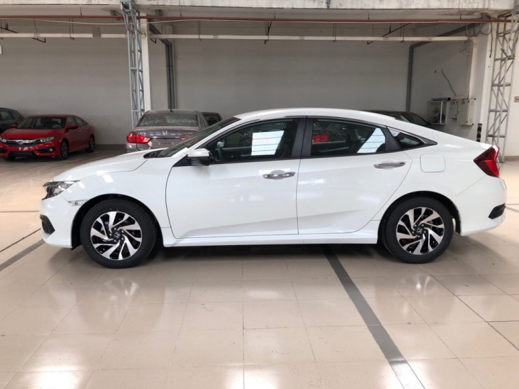 Honda Civic 2018 màu đỏ và trắng giao T12! Hỗ trơ vay ngân hàng 90% giá xe