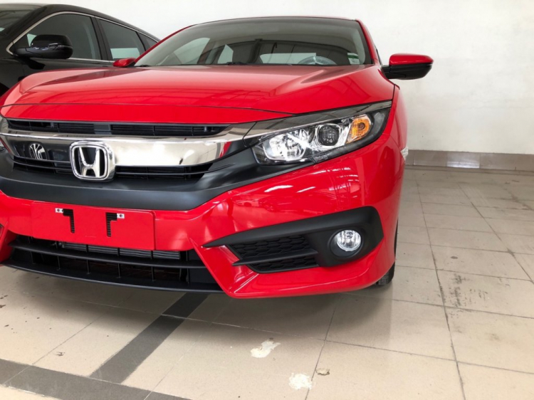 Honda Civic 2018 màu đỏ và trắng giao T12! Hỗ trơ vay ngân hàng 90% giá xe