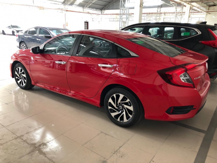 Honda Civic 2018 màu đỏ và trắng giao T12! Hỗ trơ vay ngân hàng 90% giá xe