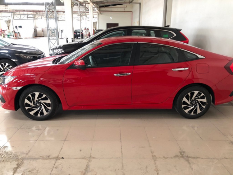 Honda Civic 2018 màu đỏ và trắng giao T12! Hỗ trơ vay ngân hàng 90% giá xe