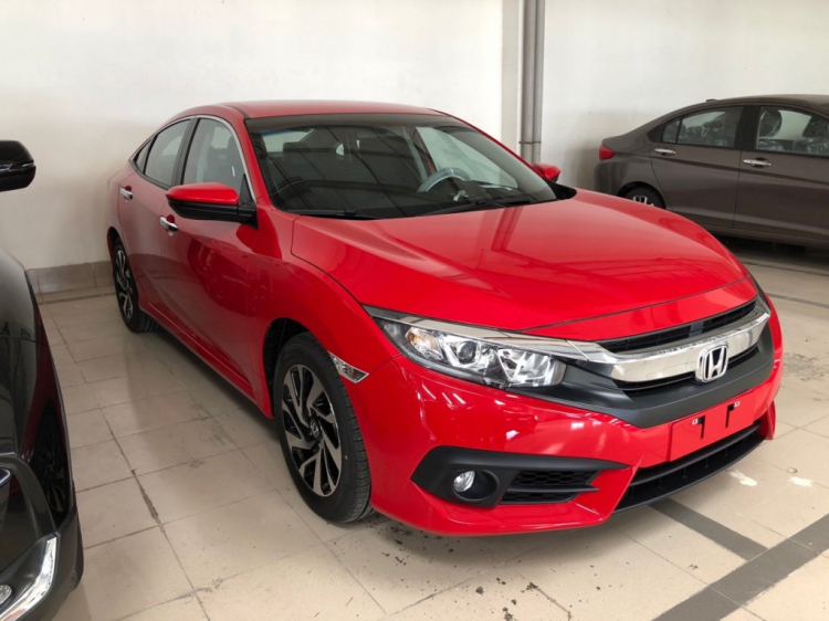 Honda Civic 2018 màu đỏ và trắng giao T12! Hỗ trơ vay ngân hàng 90% giá xe