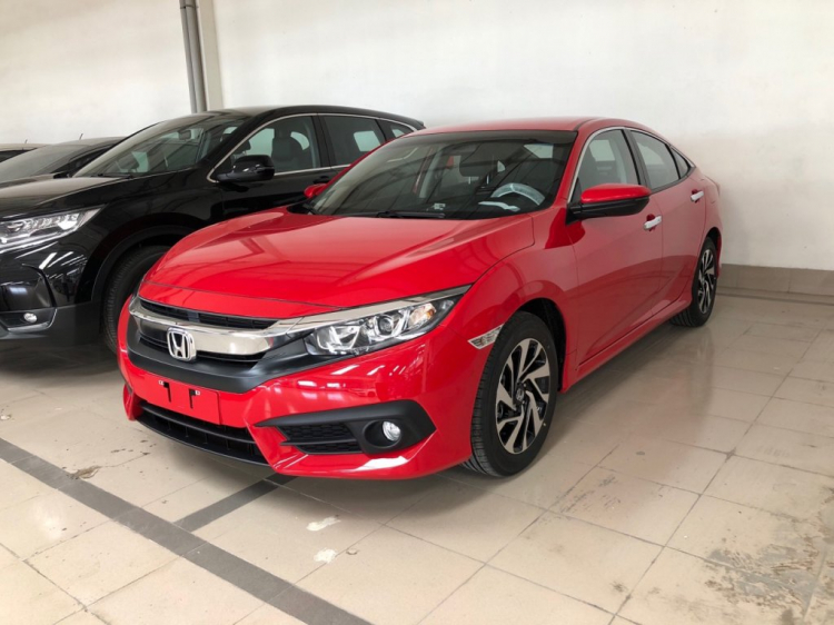 Honda Civic 2018 màu đỏ và trắng giao T12! Hỗ trơ vay ngân hàng 90% giá xe