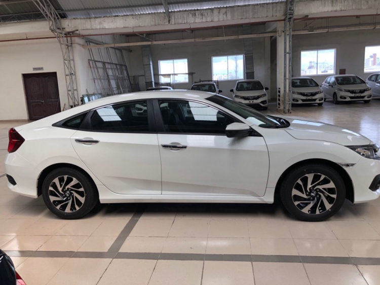 Honda Civic 2018 màu đỏ và trắng giao T12! Hỗ trơ vay ngân hàng 90% giá xe