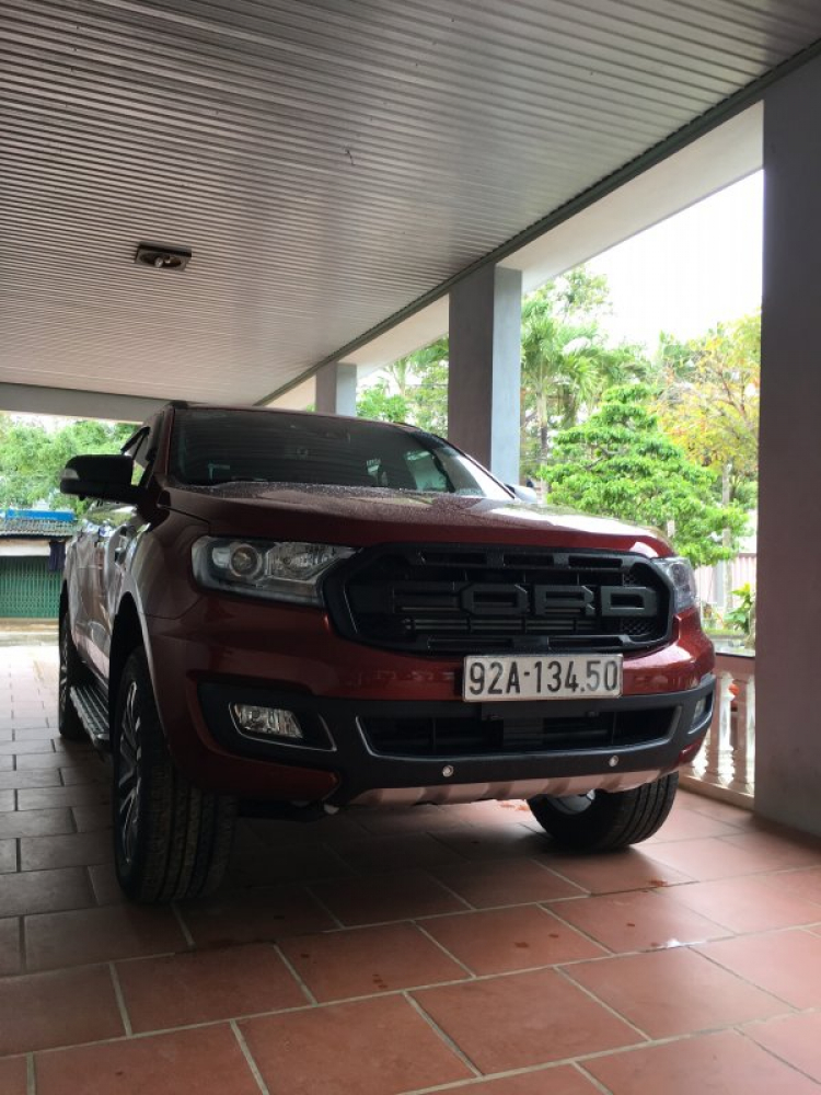 Em nên chọn Mitsubishi Pajero Sport hay Ford Everest (đều là xe mới bản full)