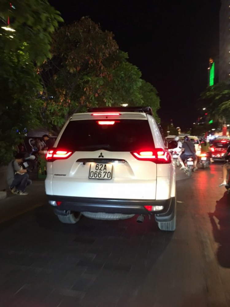 Em khoe đèn hậu Pajero Sport Em khoe đèn hậu Pajero Sport
