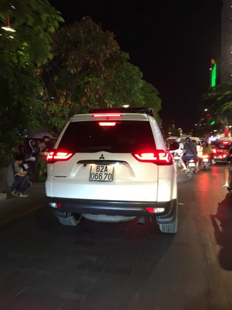 Em khoe đèn hậu Pajero Sport