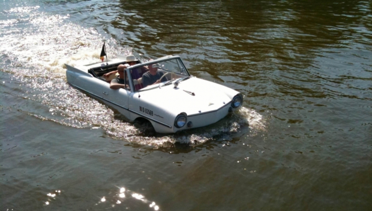 Mua xe này về lội nước Sài Gòn là hợp lý - Amphicar 770 giá 8000 bảng Anh