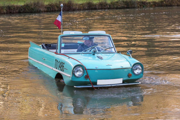 Mua xe này về lội nước Sài Gòn là hợp lý - Amphicar 770 giá 8000 bảng Anh