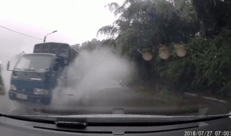 Mời các bác chia sẻ kinh nghiệm và cách xử lý khi lái xe lúc mưa bão, đường ngập