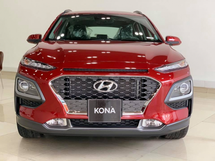 Hyundai Kona Turbo đỏ và Tucson xăng Tiêu chuẩn vàng be giao ngay