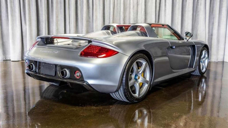 Porsche Carrera GT đời 2005 rao bán với giá hơn 1,5 triệu đô; chỉ mới lăn bánh 111km