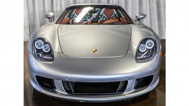 Porsche Carrera GT đời 2005 rao bán với giá hơn 1,5 triệu đô; chỉ mới lăn bánh 111km