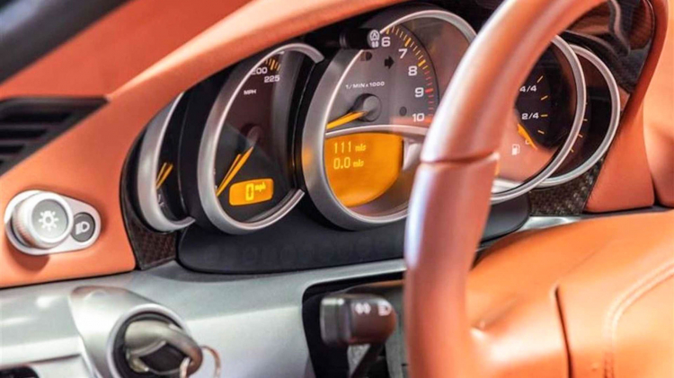 Porsche Carrera GT đời 2005 rao bán với giá hơn 1,5 triệu đô; chỉ mới lăn bánh 111km