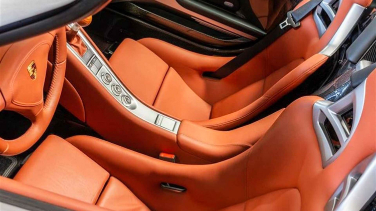 Porsche Carrera GT đời 2005 rao bán với giá hơn 1,5 triệu đô; chỉ mới lăn bánh 111km