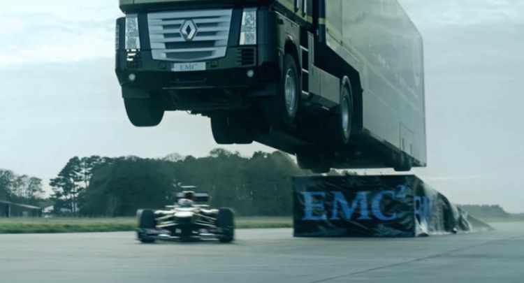 [Video]Xe tải Renault lập kỷ lục bay qua đầu xe đua Lotus F1