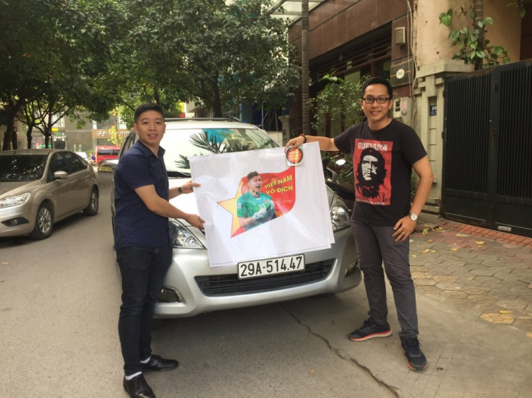 Tặng 200 bộ decal dán xe hơi cổ vũ ĐTQG Việt Nam giải AFF Cup 2018