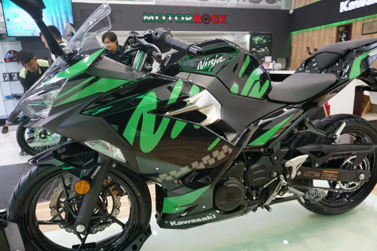 Motorrock giới thiệu 7 phụ kiện custom cho W175 giá 3 triệu, Ninja400 có tem mới giá không đổi
