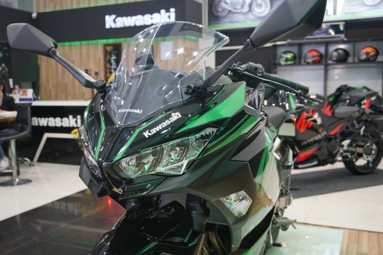 Motorrock giới thiệu 7 phụ kiện custom cho W175 giá 3 triệu, Ninja400 có tem mới giá không đổi