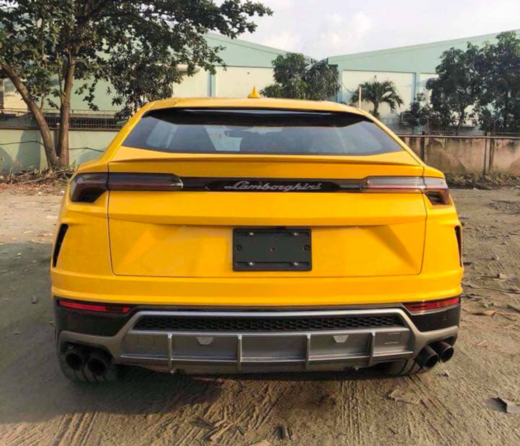 Thêm một chiếc siêu SUV Lamborghini Urus màu ''vàng rực'' về Việt Nam