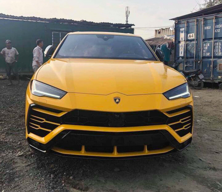 Thêm một chiếc siêu SUV Lamborghini Urus màu ''vàng rực'' về Việt Nam