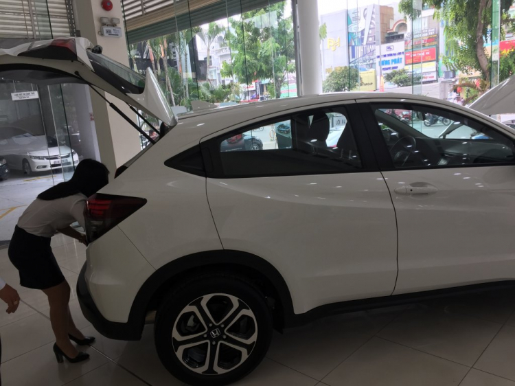 Mua Kona mà bên Hyundai Việt Hàn cứ hẹn tới hẹn lui, giờ mua xe gì đây mí anh