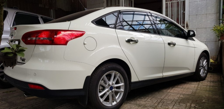 Ford Focus 1.5L Ecoboost Lướt 3919Km- 4 cửa trắng